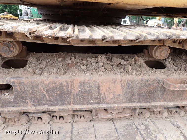 image for item MF9506 2002 John Deere 200C LC  excavator