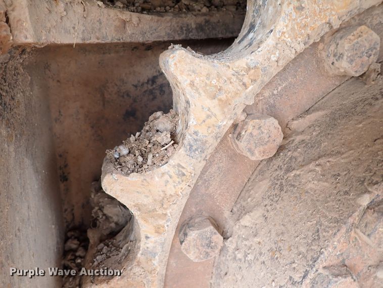 image for item MF9506 2002 John Deere 200C LC  excavator