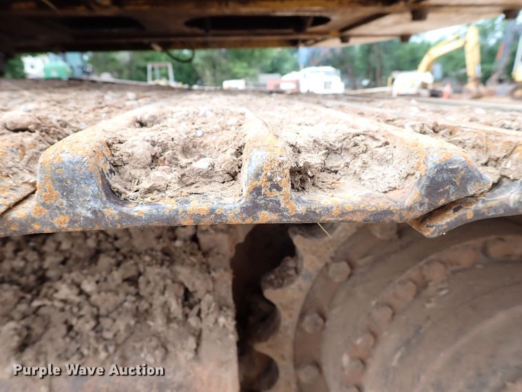 image for item MF9506 2002 John Deere 200C LC  excavator