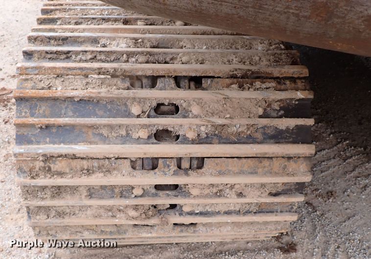 image for item MF9506 2002 John Deere 200C LC  excavator