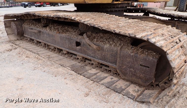 image for item MF9506 2002 John Deere 200C LC  excavator