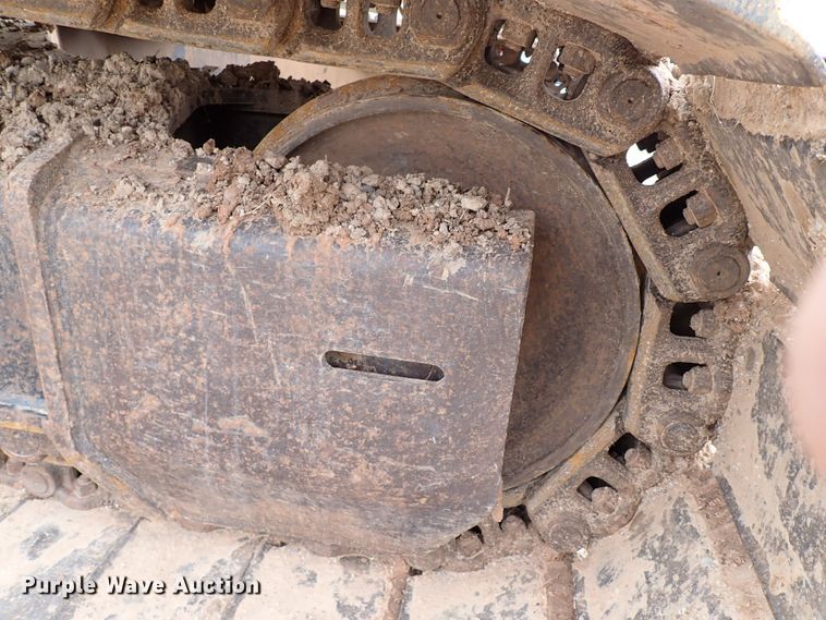 image for item MF9506 2002 John Deere 200C LC  excavator