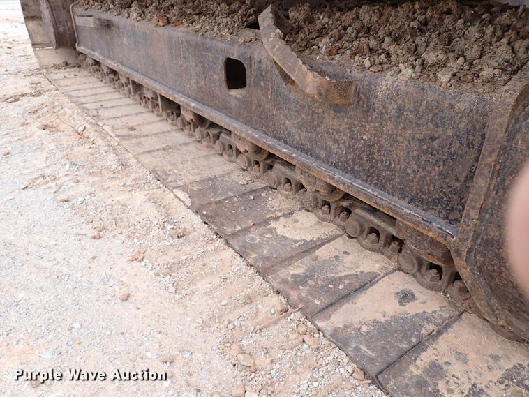 image for item MF9506 2002 John Deere 200C LC  excavator