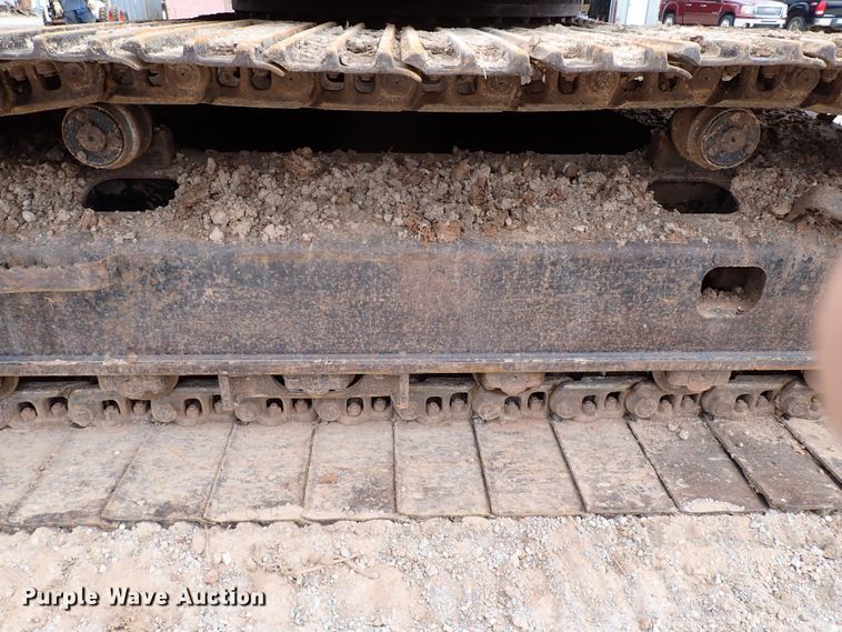 image for item MF9506 2002 John Deere 200C LC  excavator