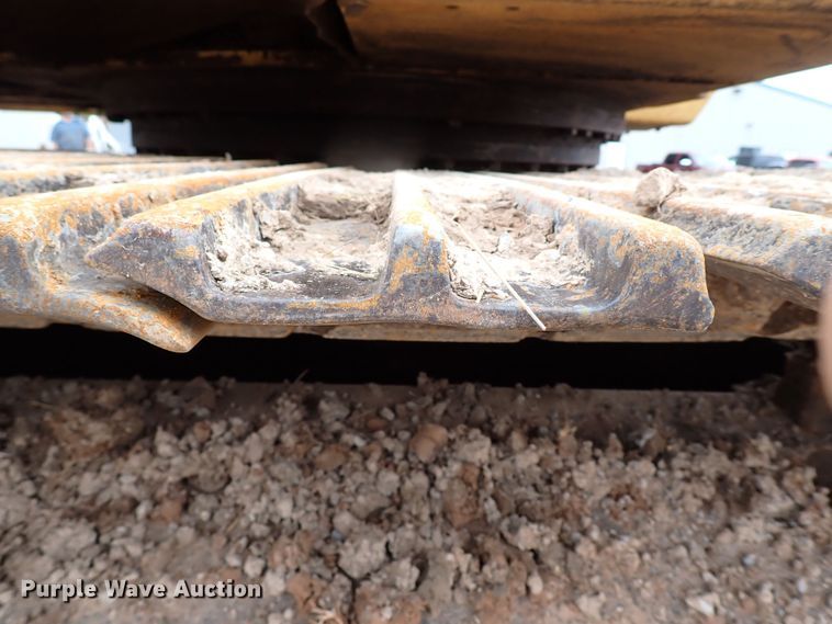 image for item MF9506 2002 John Deere 200C LC  excavator