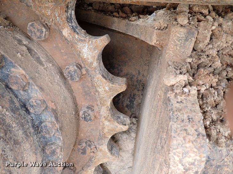 image for item MF9506 2002 John Deere 200C LC  excavator