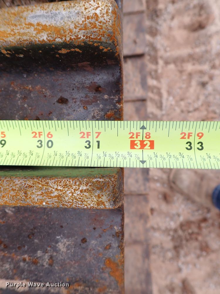 image for item MF9506 2002 John Deere 200C LC  excavator