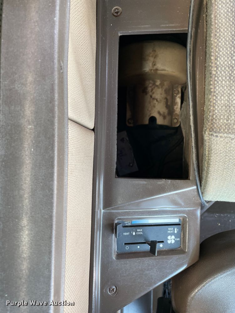 image for item DJ5157 1991 John Deere 9600  combine