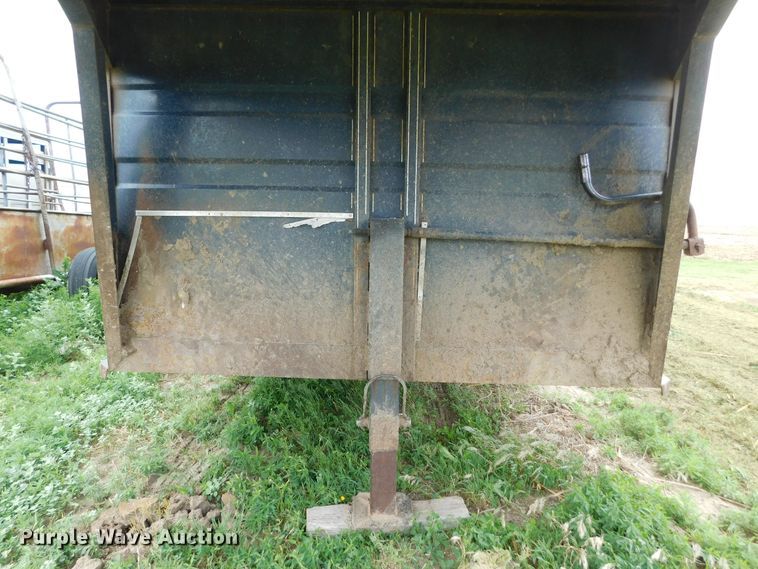 image for item DJ7662 1992 Titan  livestock trailer