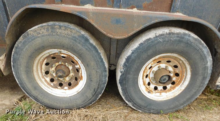 image for item DJ7662 1992 Titan  livestock trailer