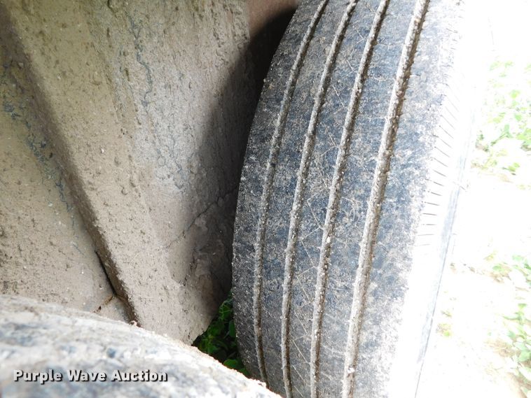 image for item DJ7662 1992 Titan  livestock trailer