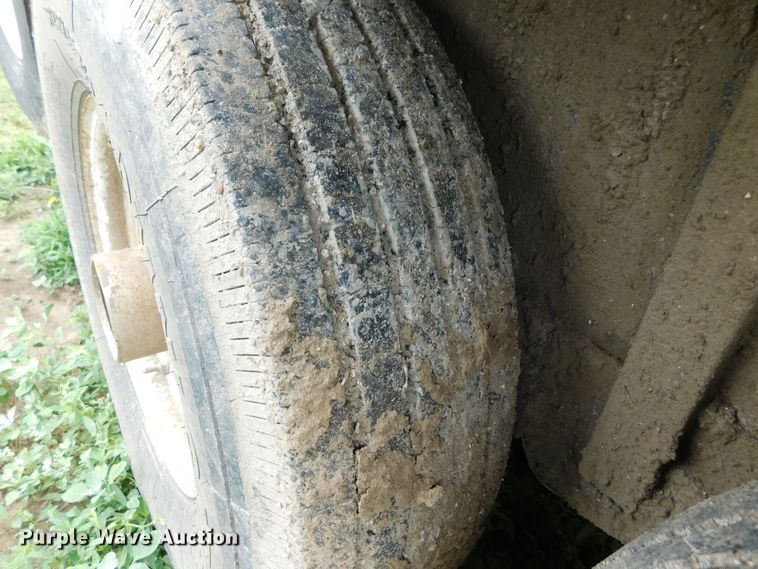 image for item DJ7662 1992 Titan  livestock trailer