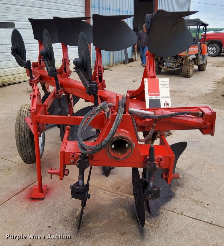 image for item DN6826 International 140  eight bottom two-way plow