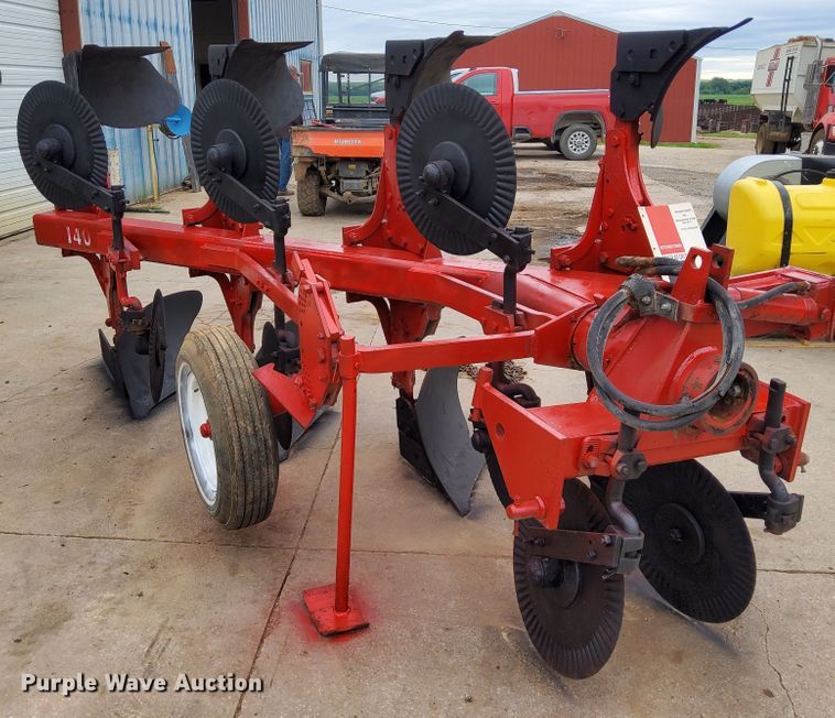 image for item DN6826 International 140  eight bottom two-way plow