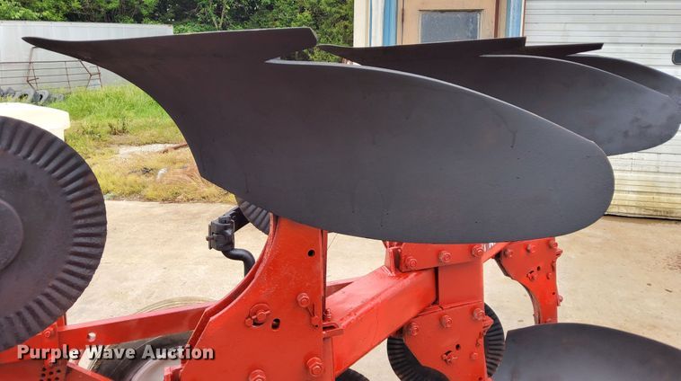 image for item DN6826 International 140  eight bottom two-way plow