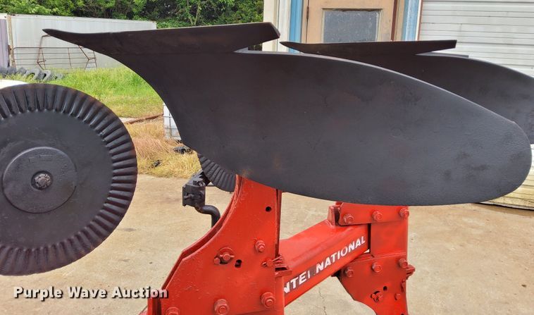 image for item DN6826 International 140  eight bottom two-way plow