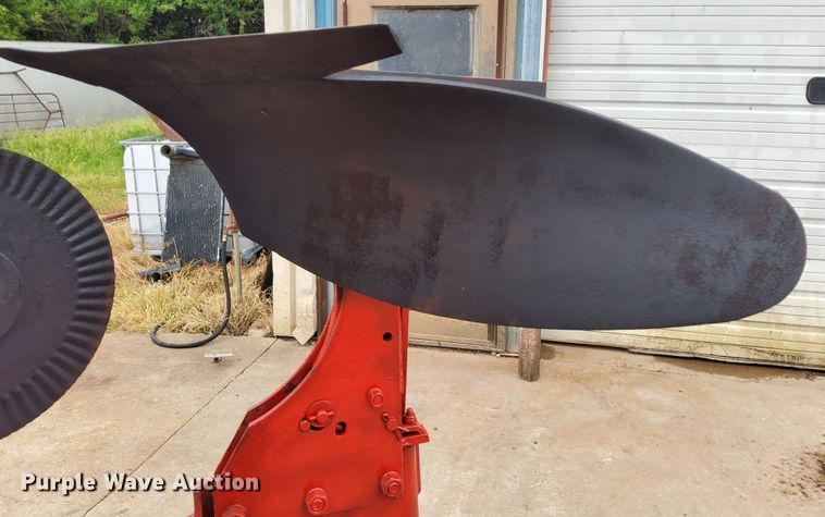 image for item DN6826 International 140  eight bottom two-way plow