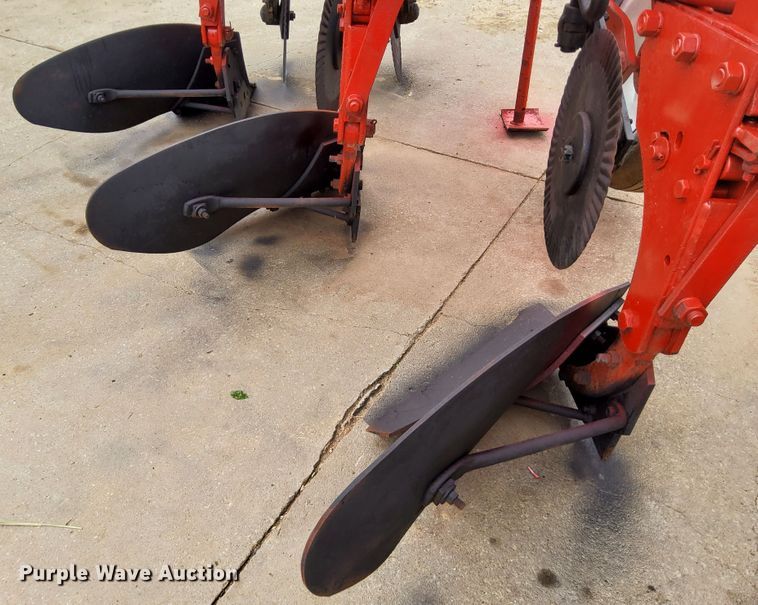 image for item DN6826 International 140  eight bottom two-way plow