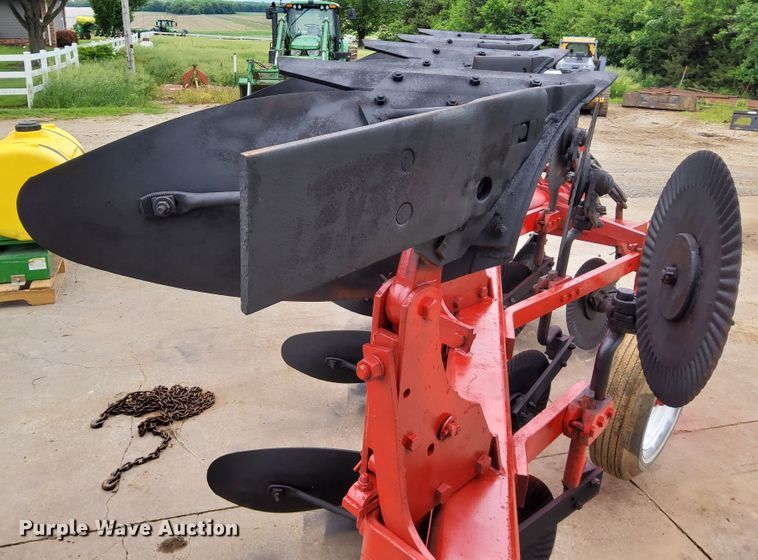 image for item DN6826 International 140  eight bottom two-way plow