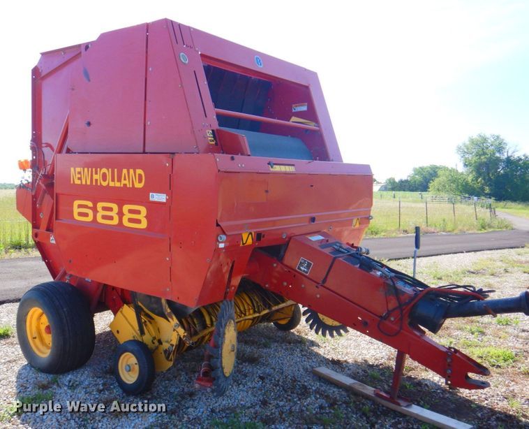 image for item DP4257 New Holland 688  round baler