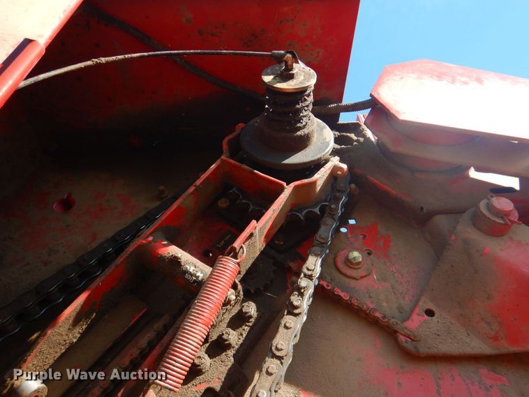 image for item DP4257 New Holland 688  round baler