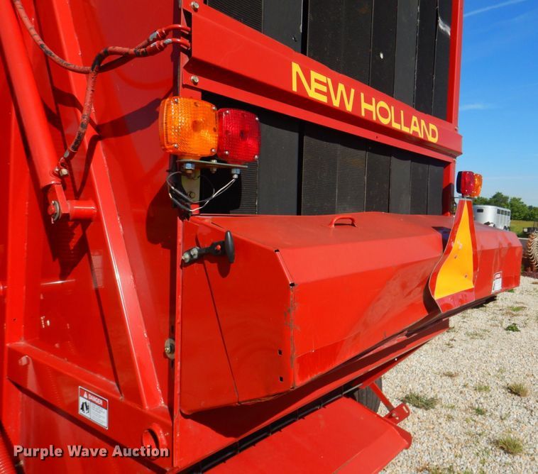 image for item DP4257 New Holland 688  round baler