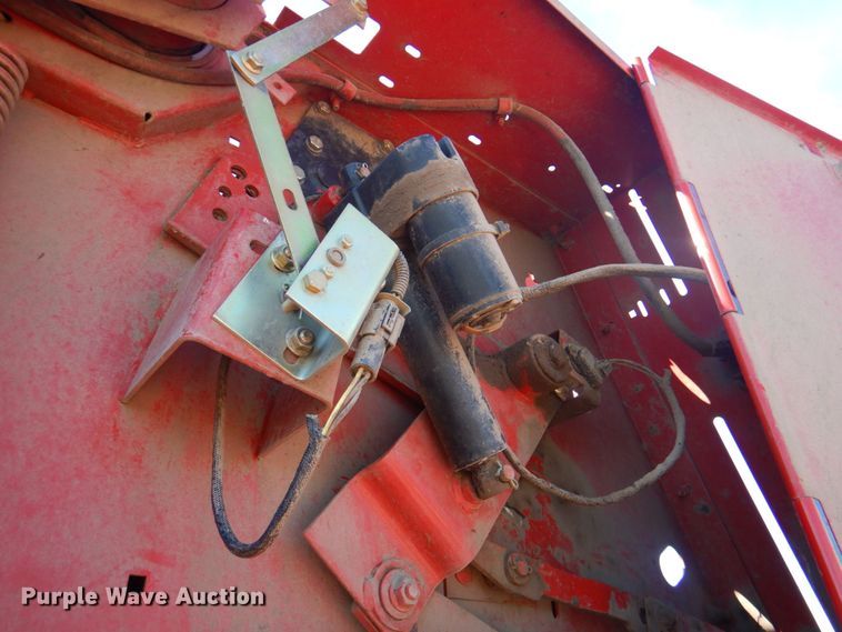 image for item DP4257 New Holland 688  round baler