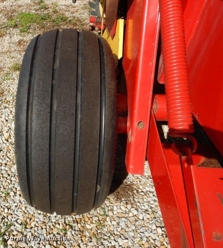 image for item DP4257 New Holland 688  round baler