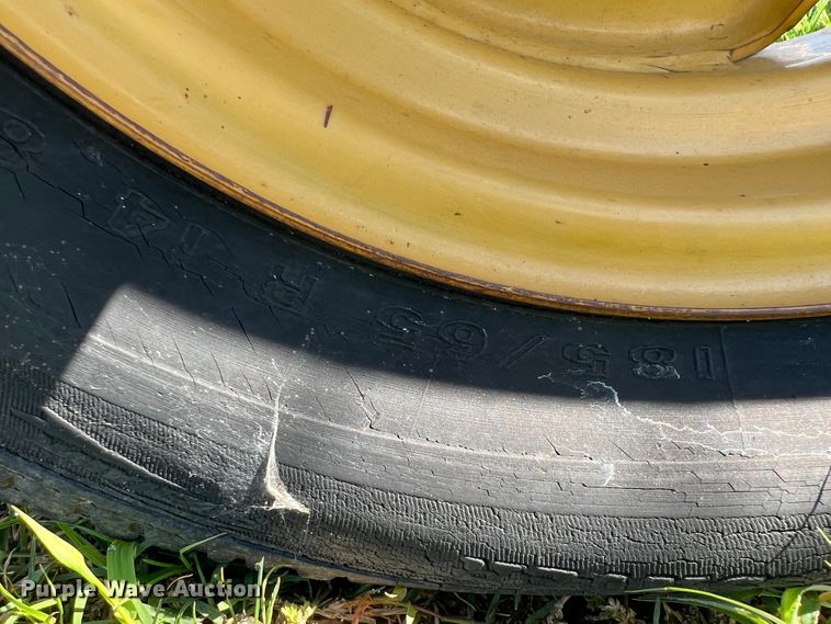 image for item HL9104 2002 Vermeer WR22  hay rake