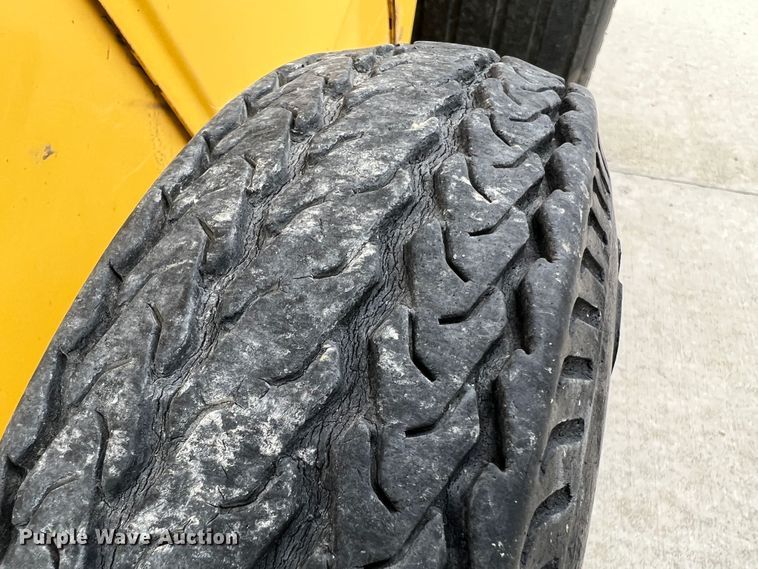 image for item KC9928 2012 New Holland BR7090  round baler