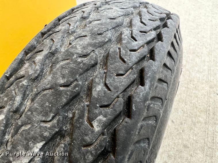 image for item KC9928 2012 New Holland BR7090  round baler