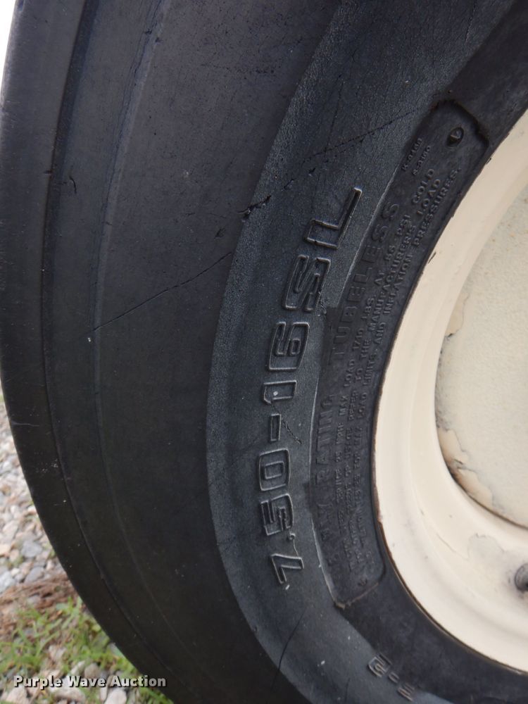 image for item KJ9902 Hesston 566  tractor