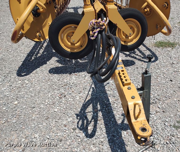 image for item LU9083 Vermeer R23A  hay rake