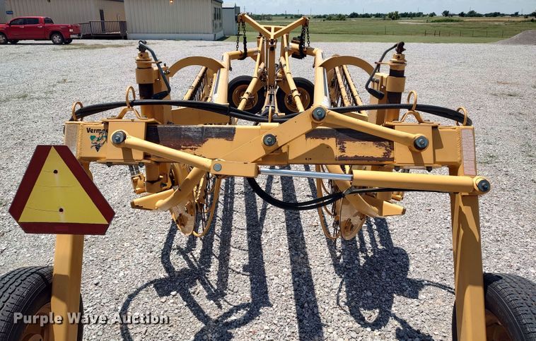 image for item LU9083 Vermeer R23A  hay rake