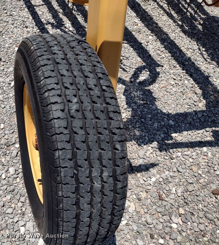 image for item LU9083 Vermeer R23A  hay rake