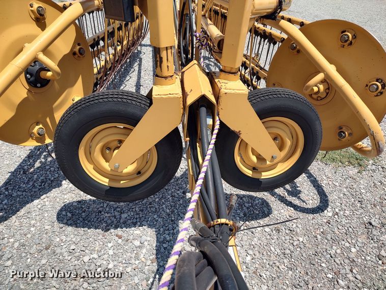 image for item LU9083 Vermeer R23A  hay rake