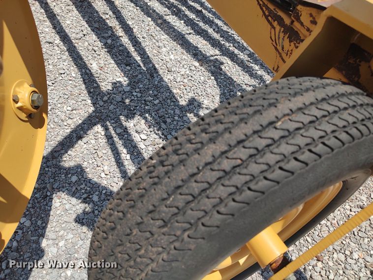 image for item LU9083 Vermeer R23A  hay rake