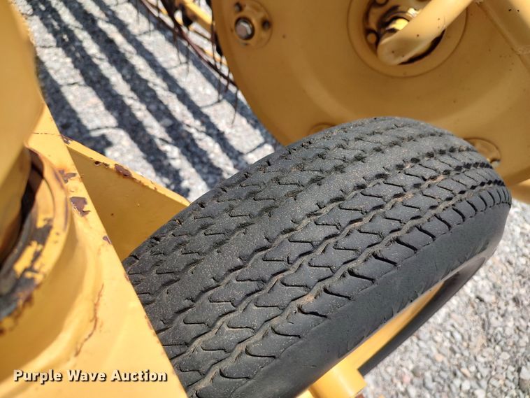 image for item LU9083 Vermeer R23A  hay rake