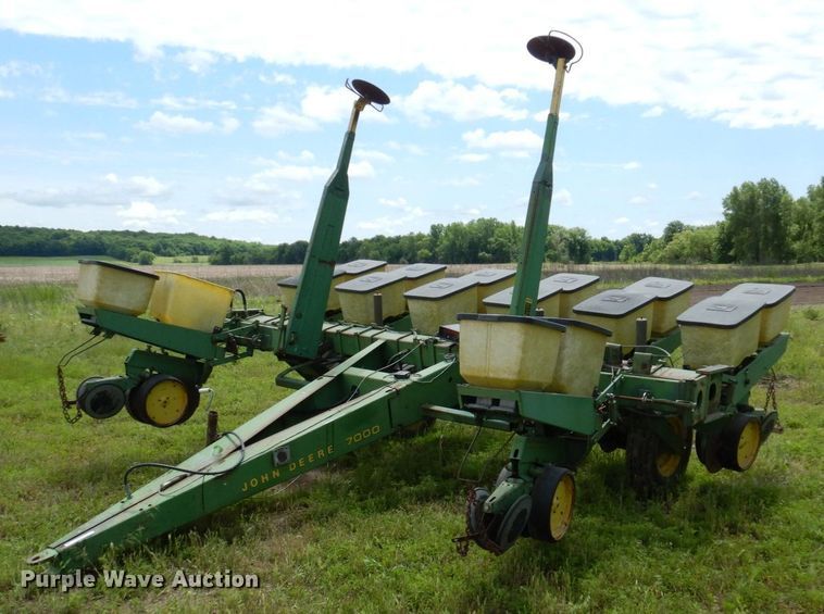image for item MU9613 John Deere 7000  planter