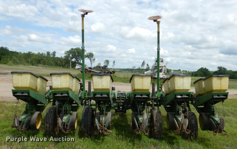 image for item MU9613 John Deere 7000  planter