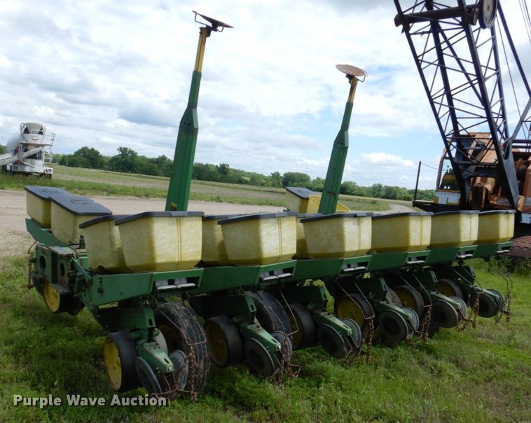 image for item MU9613 John Deere 7000  planter