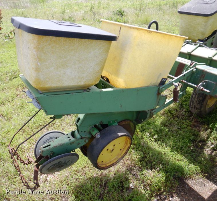 image for item MU9613 John Deere 7000  planter