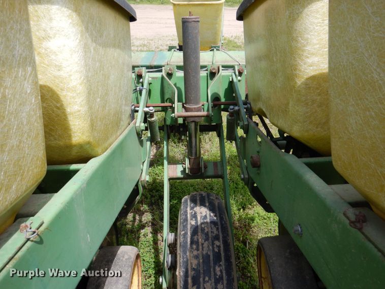 image for item MU9613 John Deere 7000  planter