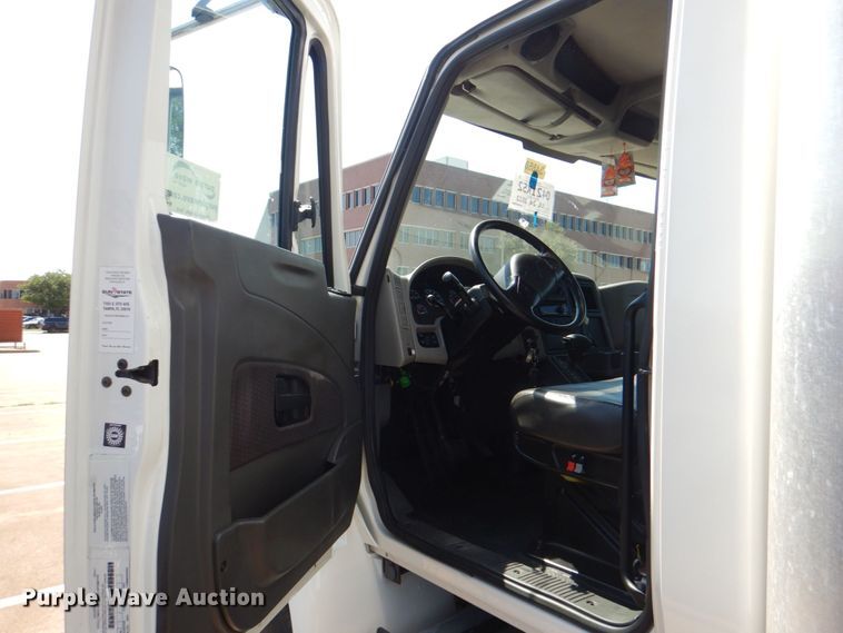 image for item DH7370 2017 International 4300  box truck