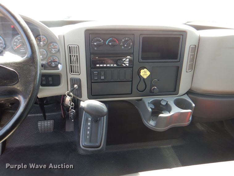 image for item DH7370 2017 International 4300  box truck