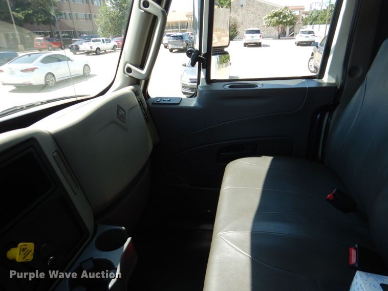 image for item DH7370 2017 International 4300  box truck