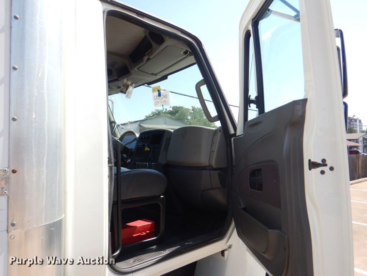 image for item DH7370 2017 International 4300  box truck