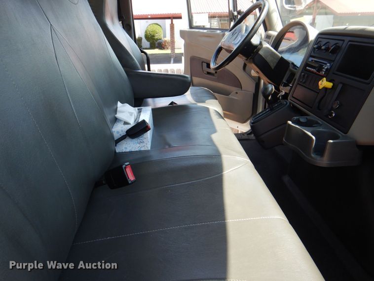 image for item DH7370 2017 International 4300  box truck