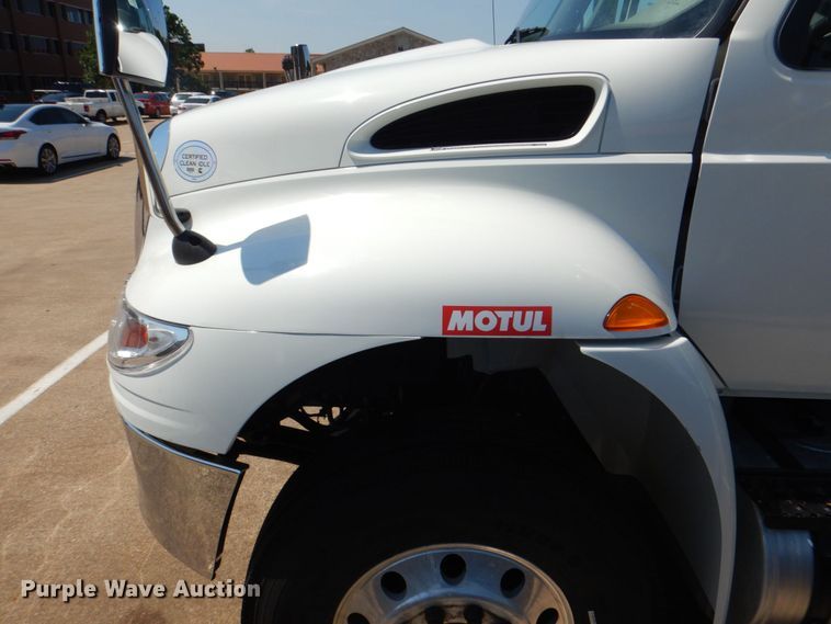 image for item DH7370 2017 International 4300  box truck