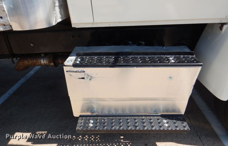 image for item DH7370 2017 International 4300  box truck